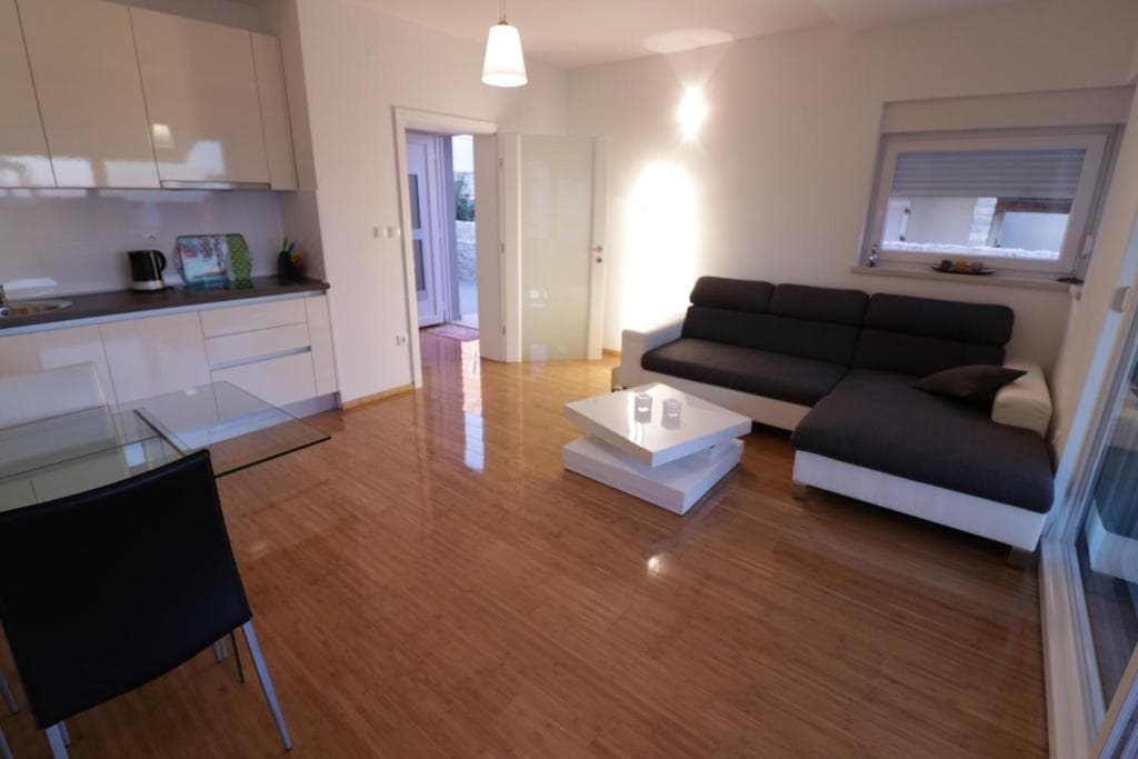 Tomana 4 Apartment mit Garten in Novalja