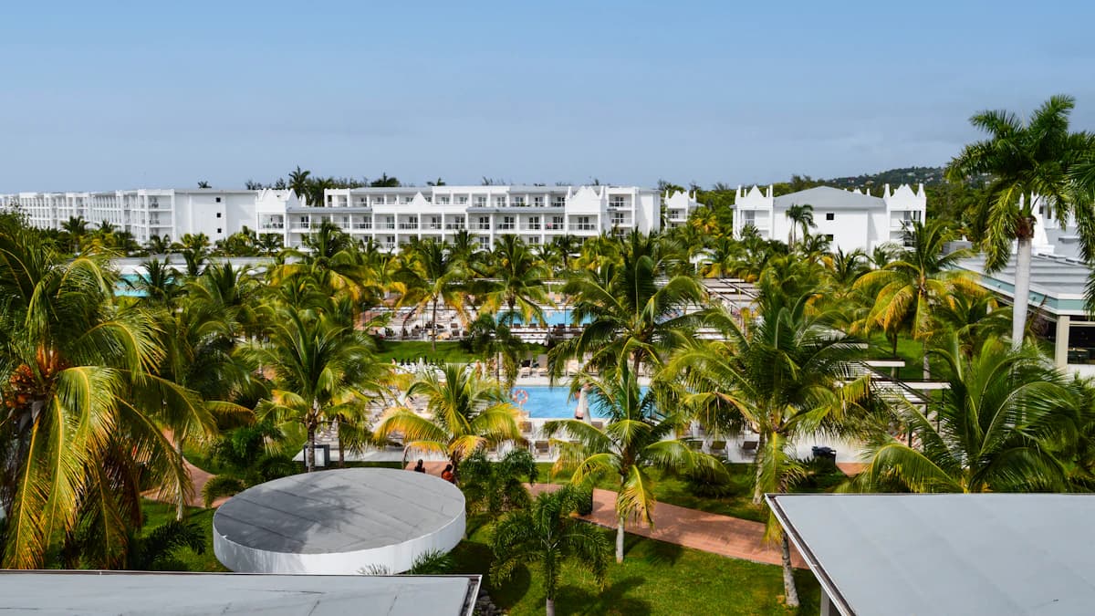 Tropischer Pool im Resort