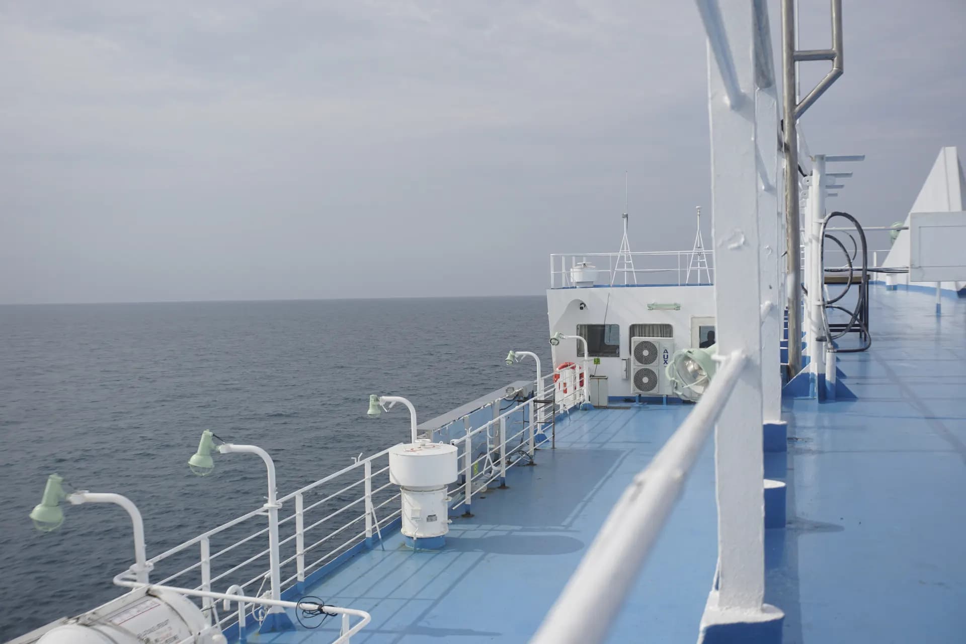 Deck eines Kreuzfahrtschiffs auf ruhiger See