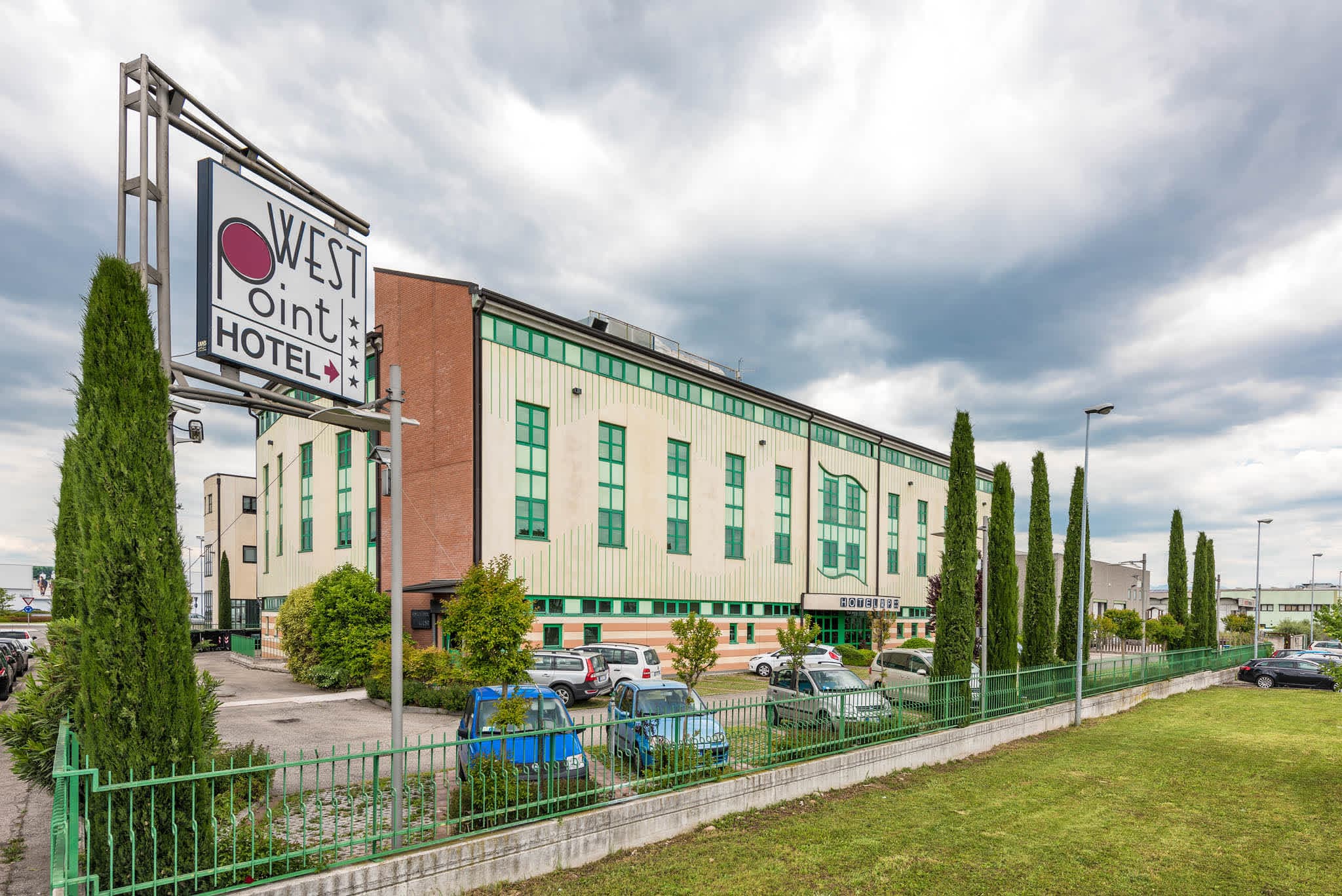 West Point Airport Hotel Ansicht 2