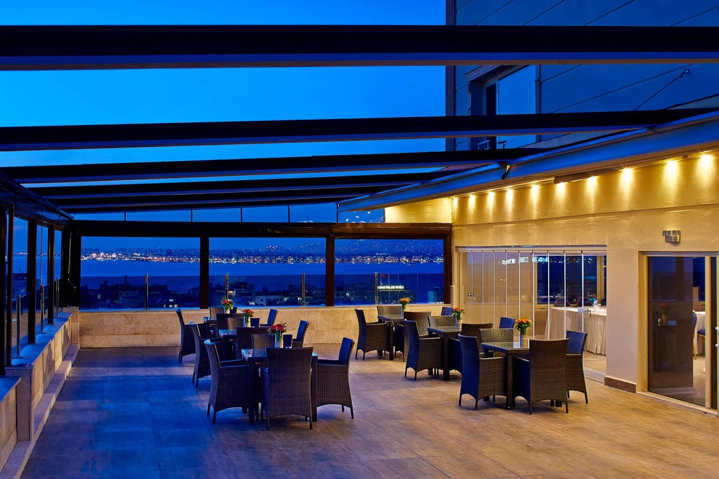DoubleTree by Hilton Izmir - Alsancak Ansicht 7