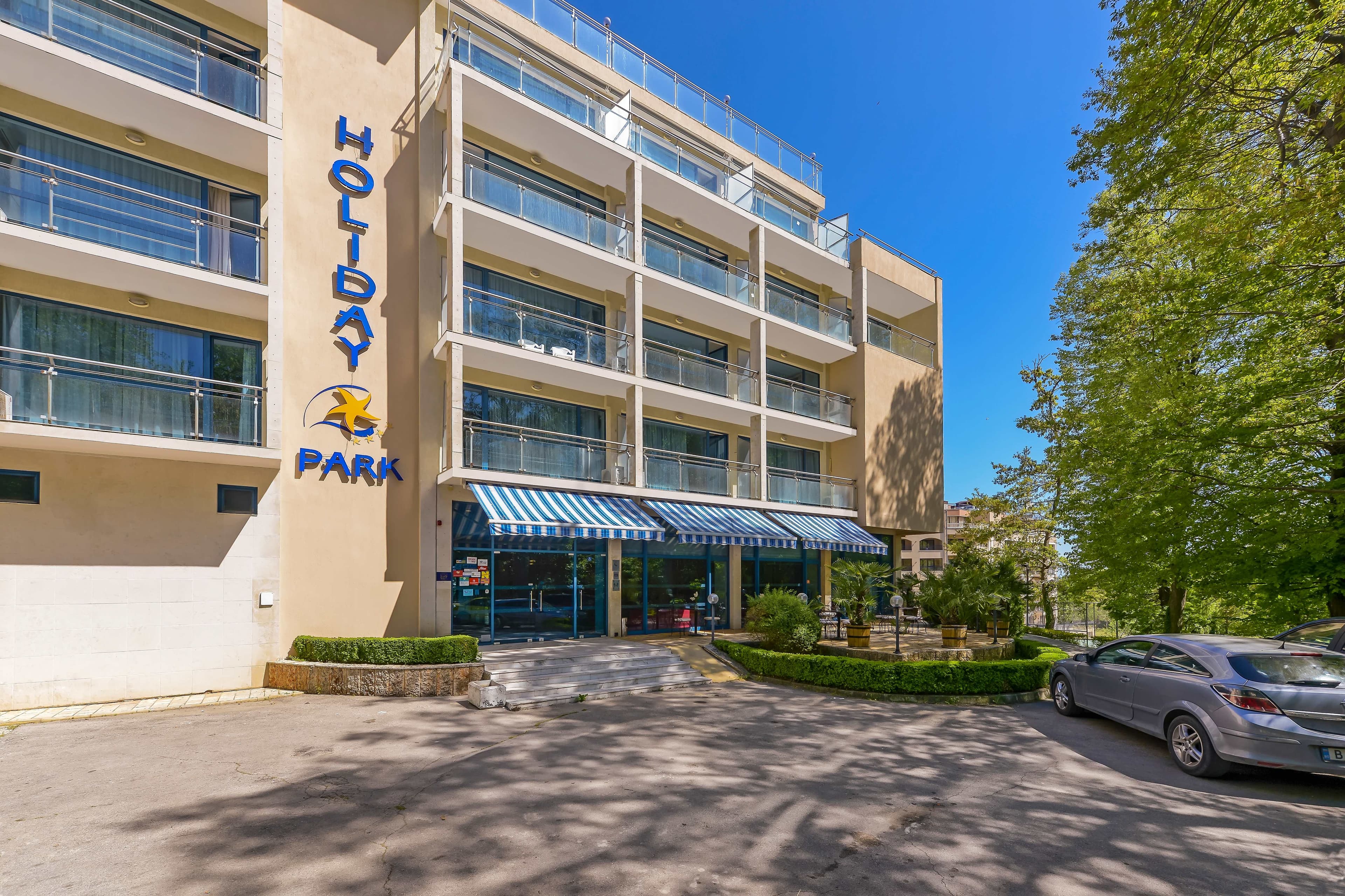 Hotel Holiday Park Ansicht 2