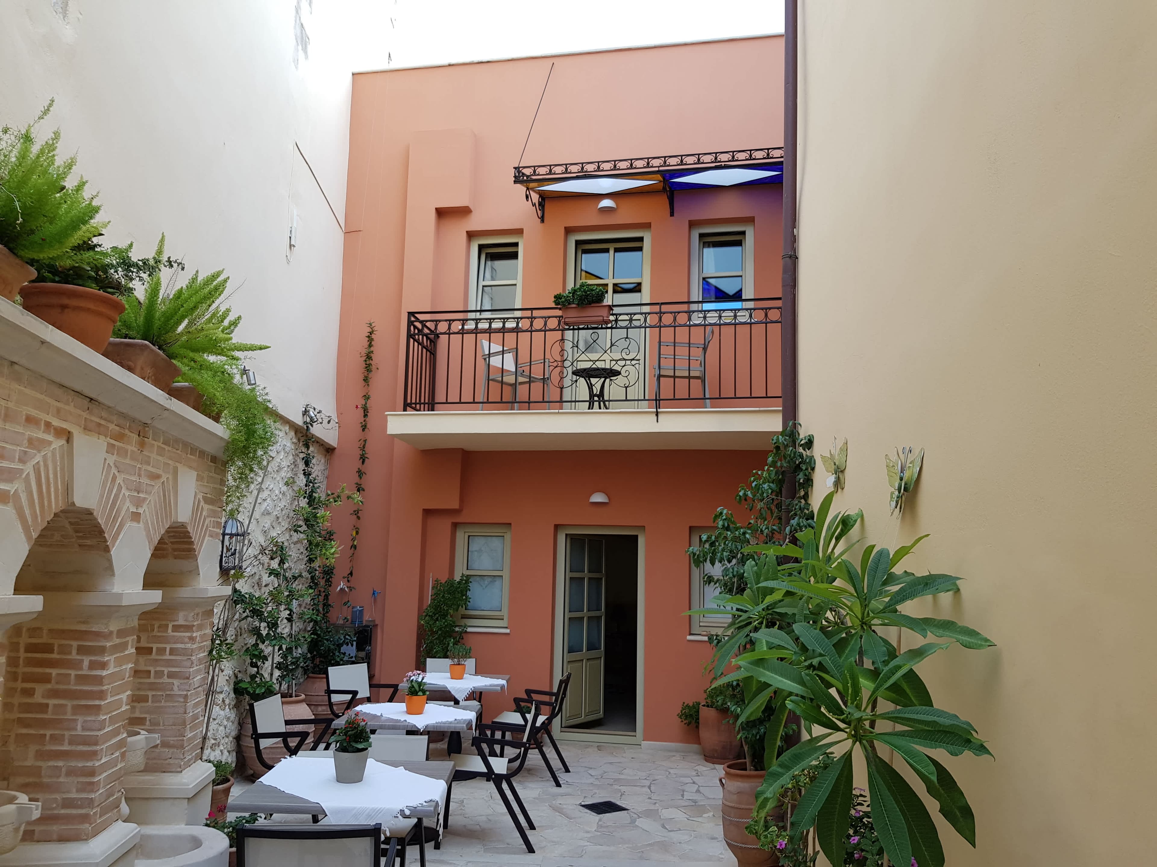 Casa Moazzo Suites & Apartments