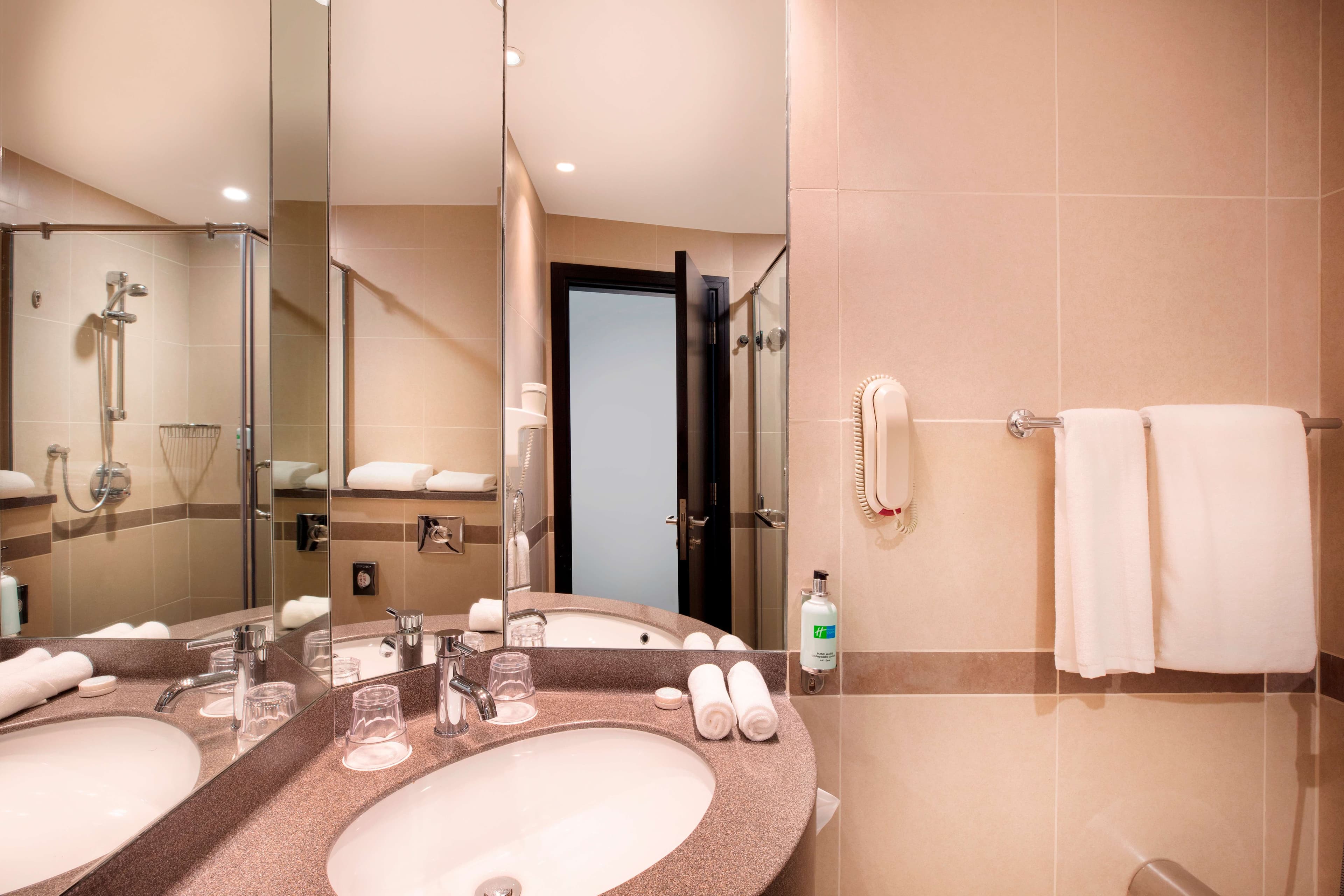 Holiday Inn Express Dubai Safa Park Ansicht 6