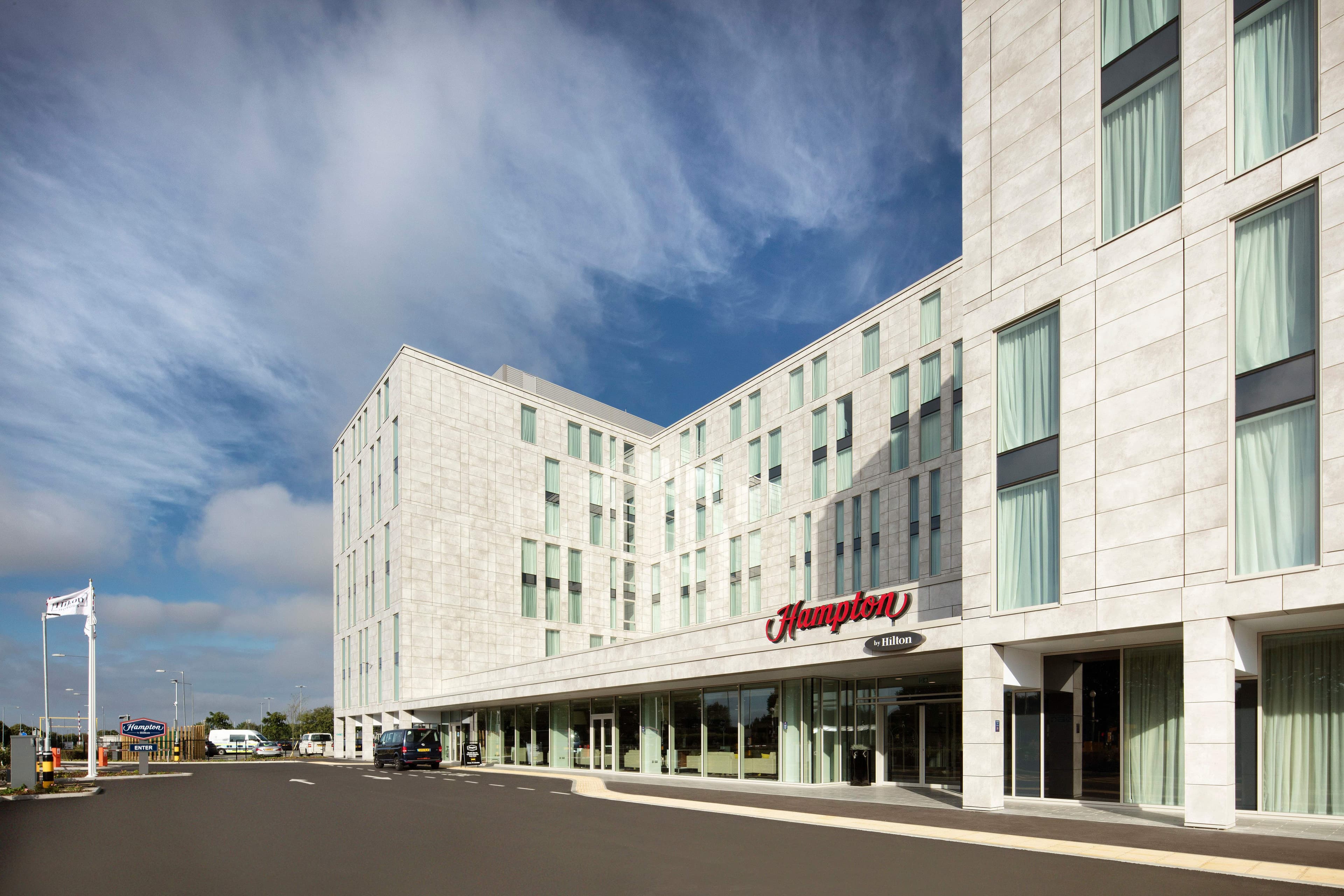 Hampton By Hilton London Stansted Airport Ansicht 3
